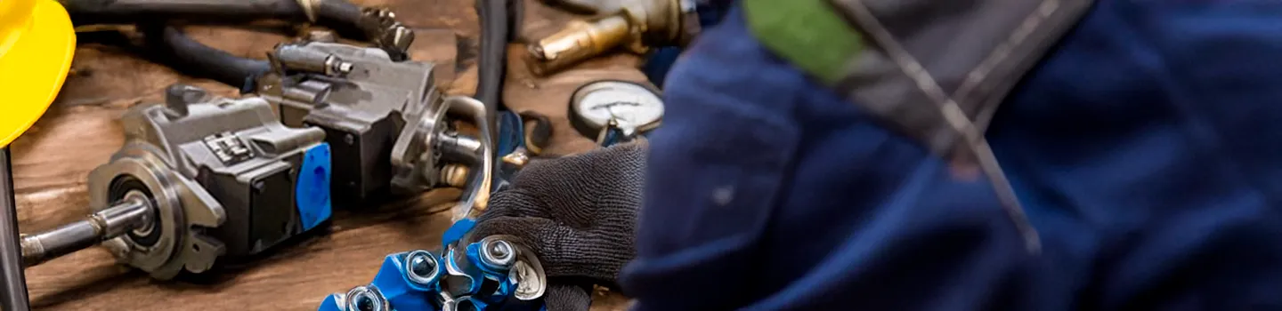 Primera vista de un ingeniero reparando bombas hidráulicas